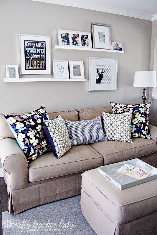 Decorar la pared con cuadros sobre baldas