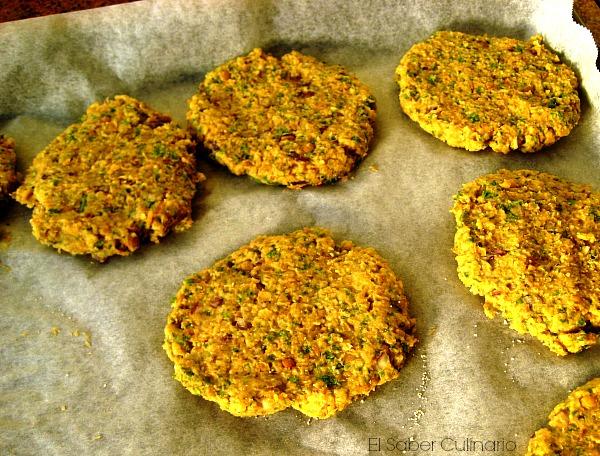 Hamburguesas de lentejas y queso con salsa especiada de yogur