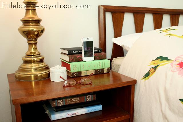 disimular_el_cargador_del_movil_en_la_mesita_de_noche_15