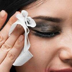 Quitar restos de sombra de ojos, eyeliner y rimmel