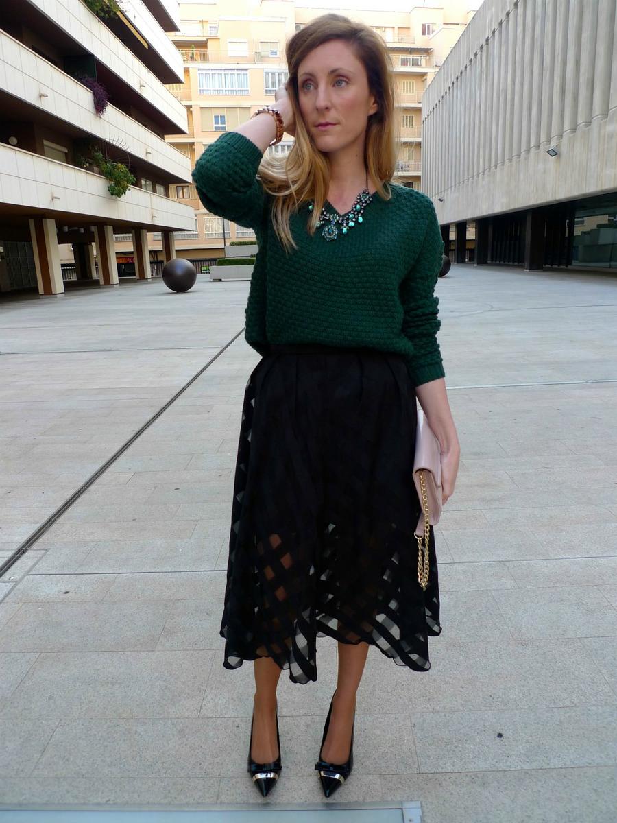 falda midi y jersey verde botella 3