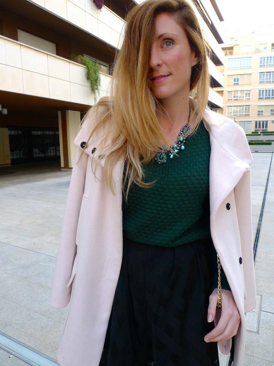 falda midi y jersey verde botella 11