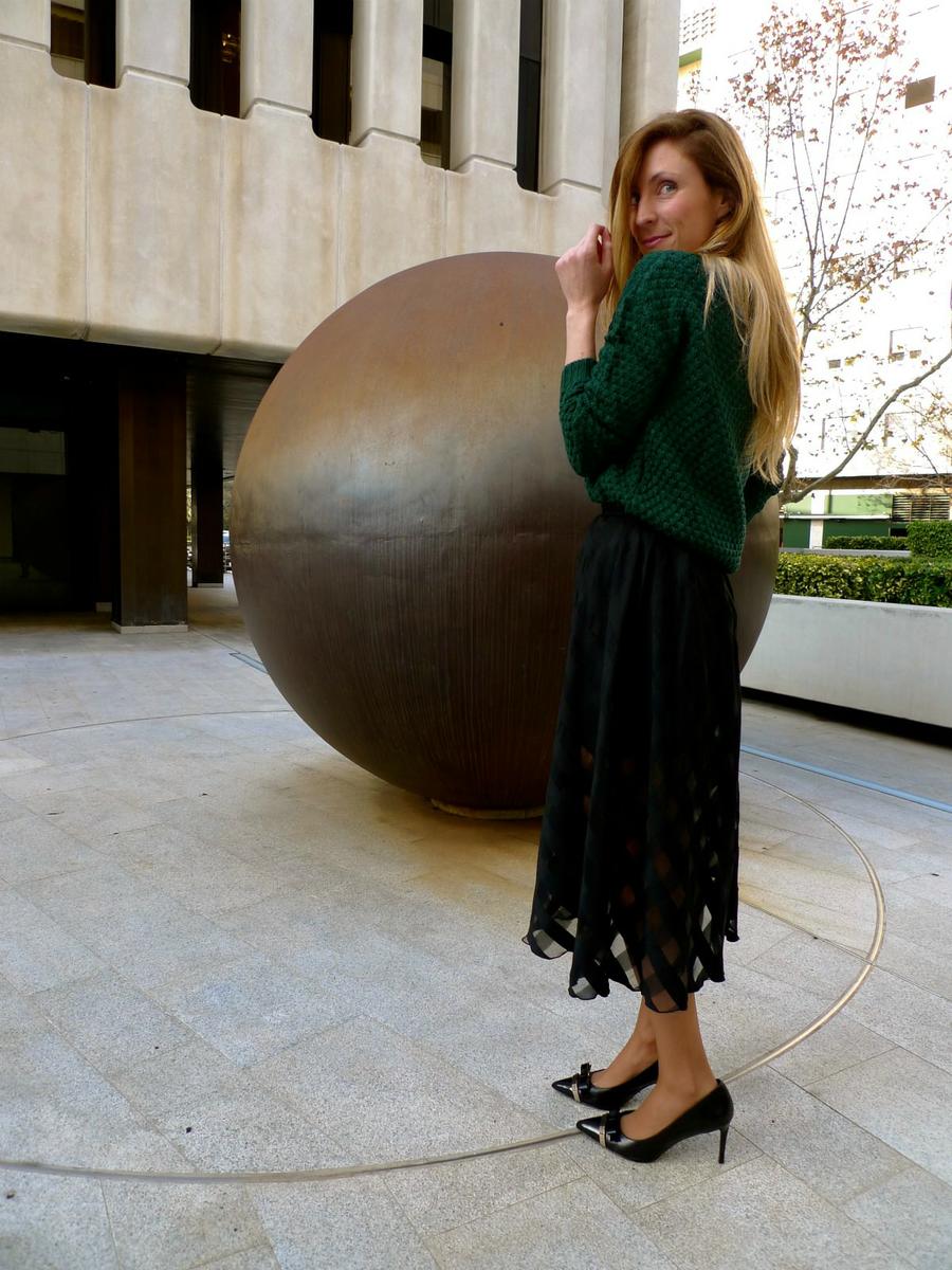 falda midi y jersey verde botella 15