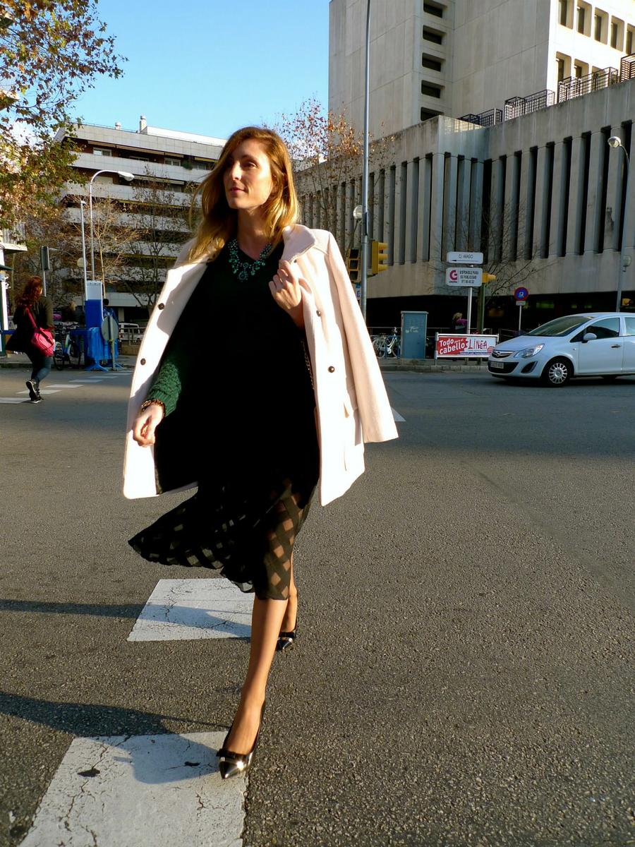 falda midi y jersey verde botella