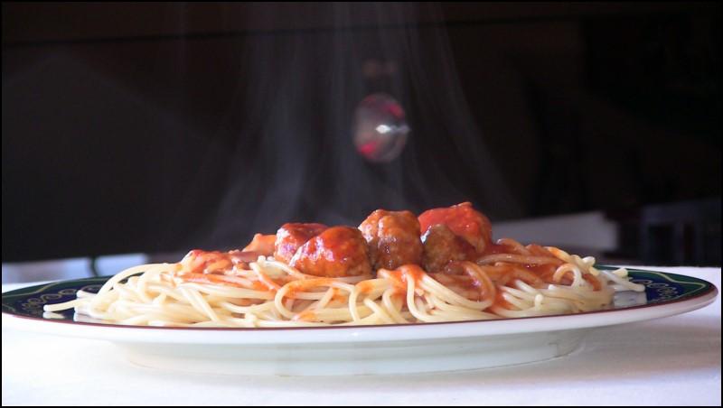 Espaguetis-con-albondigas-y-salsa-de-tomate-picante-portada