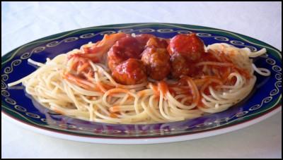Espaguetis-con-albondigas-y-salsa-de-tomate-picante-final-001