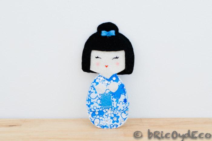 regalos-diy-broches-de-fieltro-kokeshi-azul