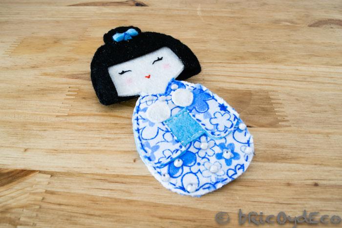 regalos-diy-broches-de-fieltro-kokeshi-azul