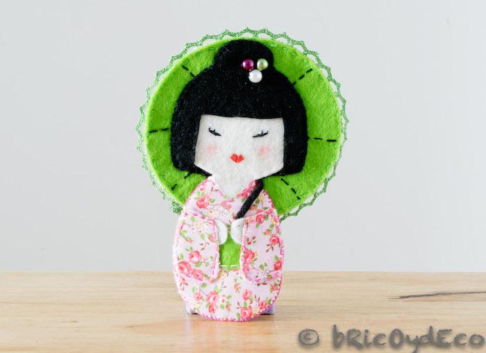 regalos-diy-broche-de-fieltro-kokeshi-sombrilla