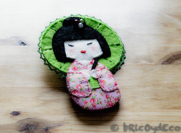 regalos-diy-broches-de-fieltro-kokeshi-sombrilla