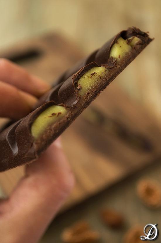 Tableta de Chocolate con Ganache de Aguacate y Crujiente de Almendra con Neulas