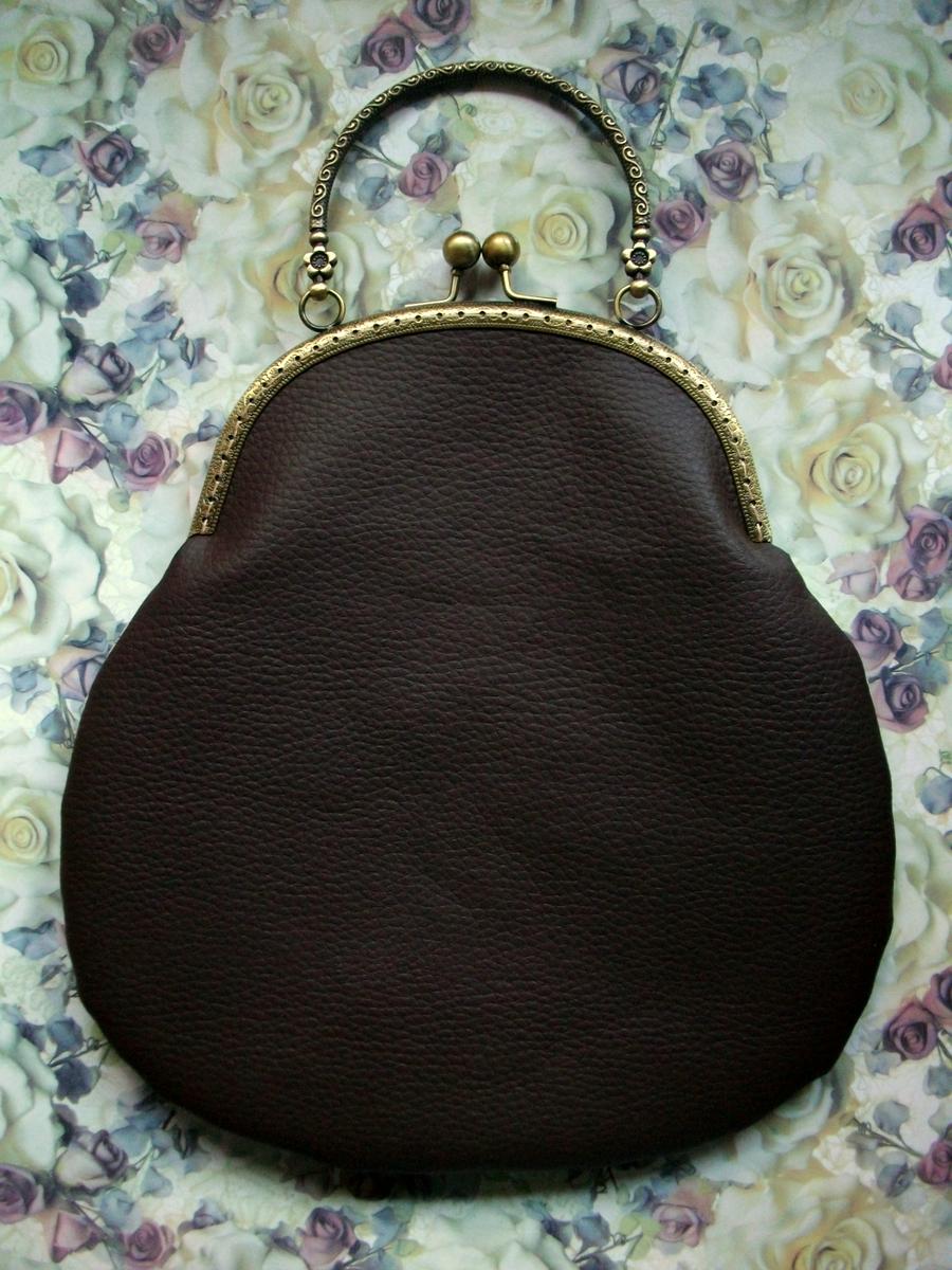 Bolso de boquilla en polipiel estampada modelo Tempus - trasera en polipiel lisa color chocolate