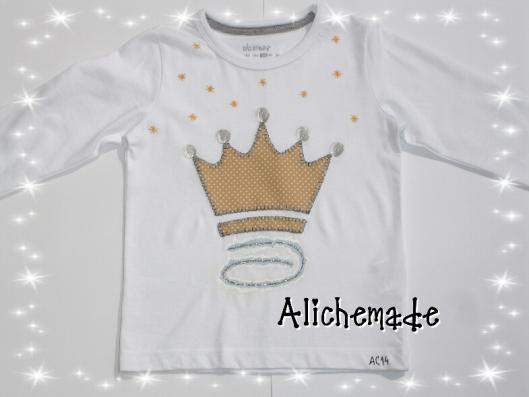 Camiseta con corona aplicada y detalles pintados a mano, para Pol.