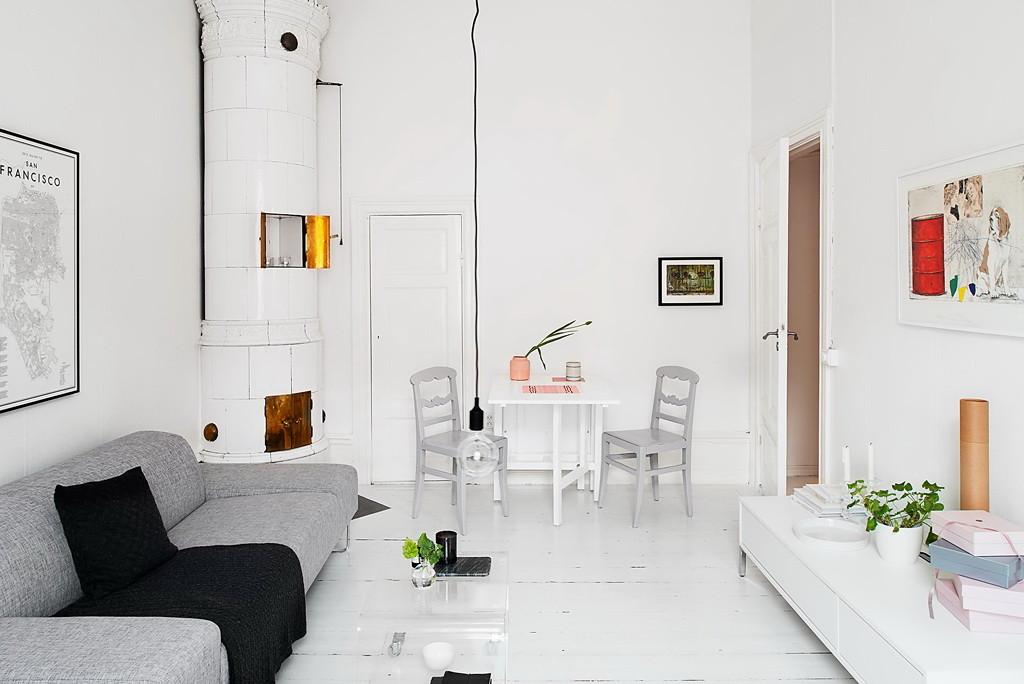 Un estudio decorado en gris y rosa