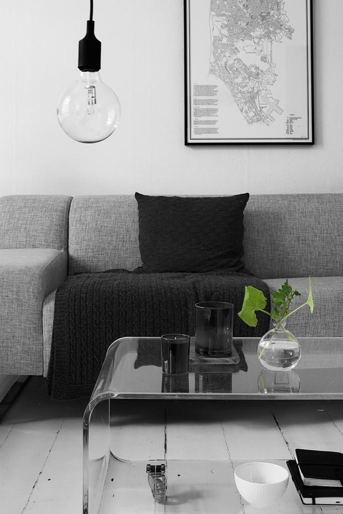 Un estudio decorado en gris y rosa