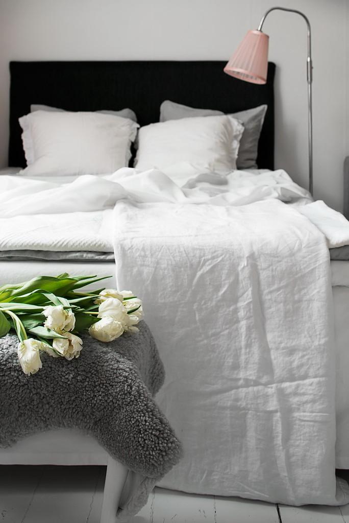 Un estudio decorado en gris y rosa