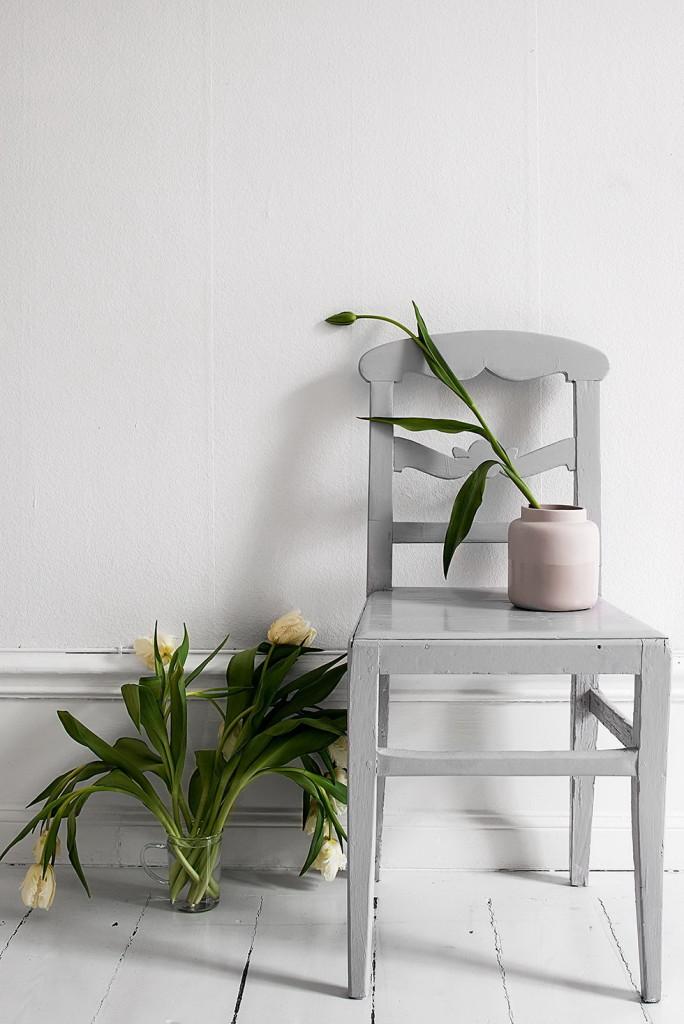 Un estudio decorado en gris y rosa