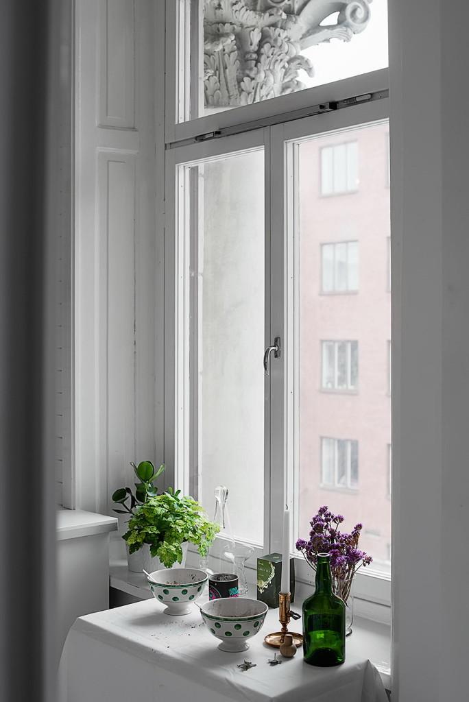 Un estudio decorado en gris y rosa