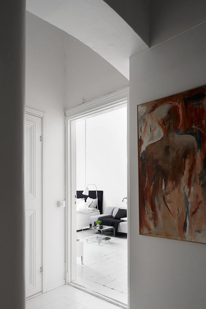 Un estudio decorado en gris y rosa