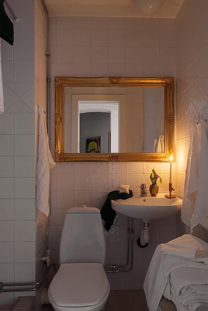 Un estudio decorado en gris y rosa