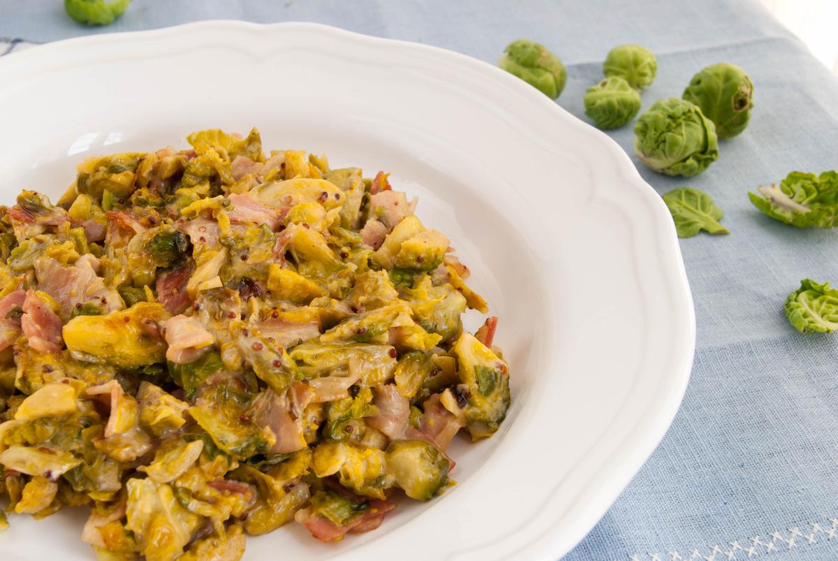 Coles de Bruselas con bacon, mostaza y miel