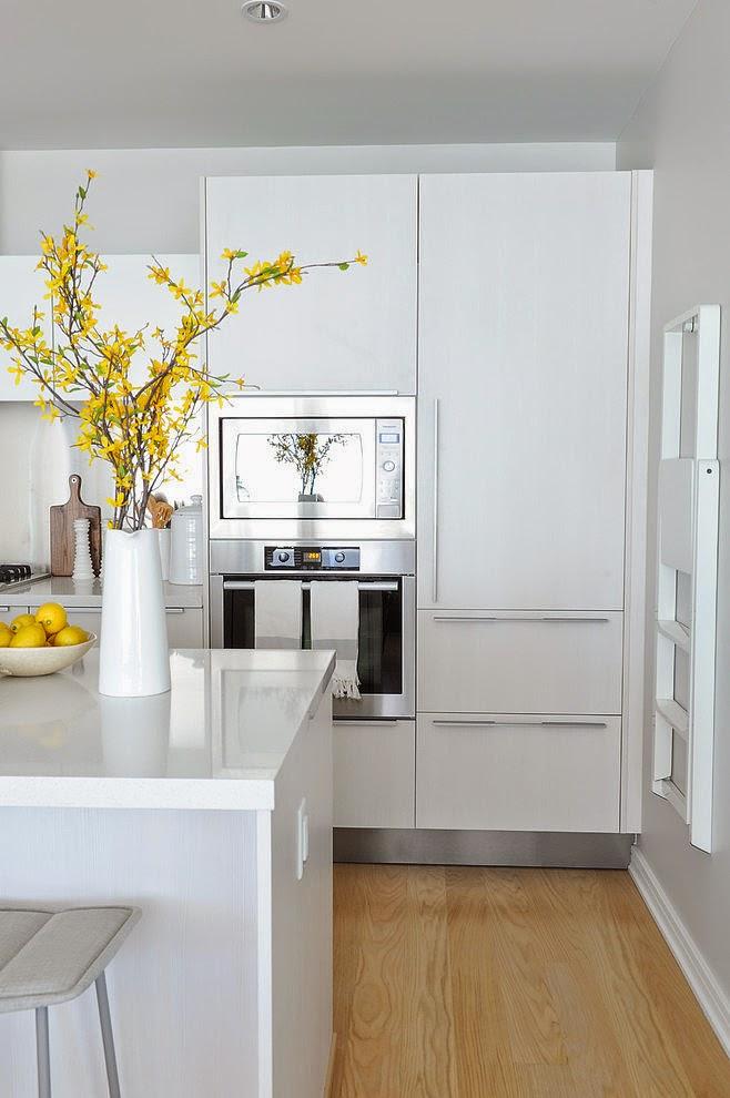 Un apartamento gris con detalles en madera