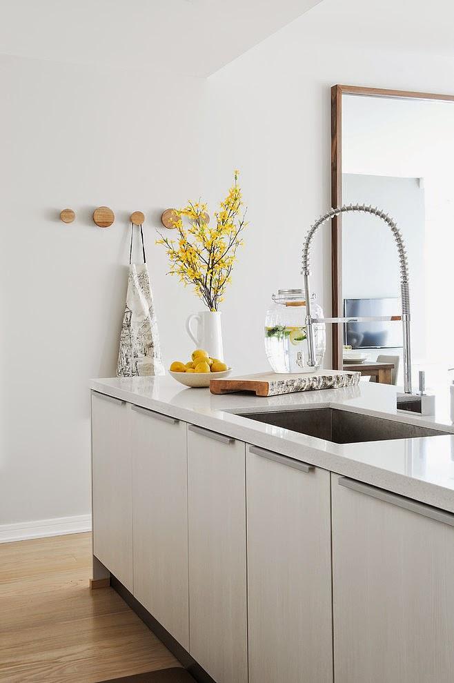 Un apartamento gris con detalles en madera
