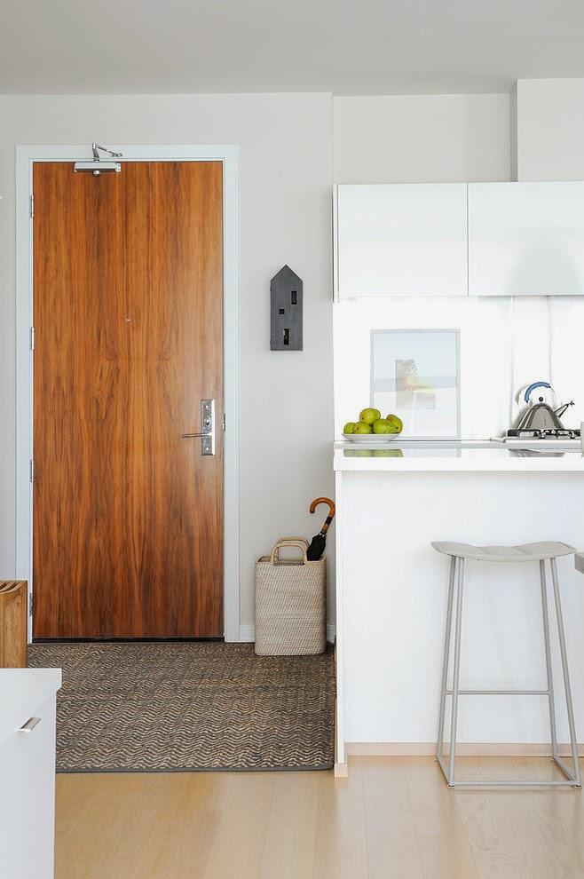Un apartamento gris con detalles en madera