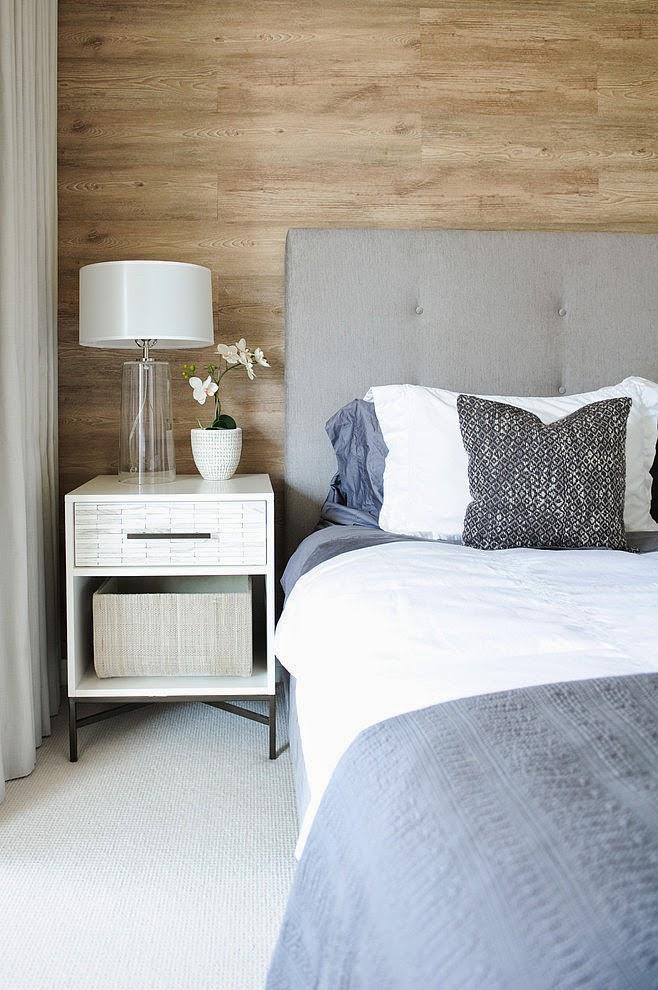 Un apartamento gris con detalles en madera
