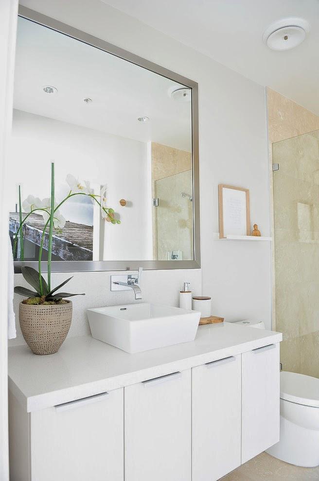 Un apartamento gris con detalles en madera