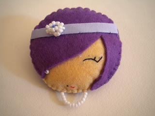 Manualidades caseras Inma broche muñeca fashion de fieltro color violeta 