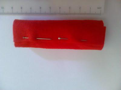 Manualidades Caseras Faciles rulito de fieltao para hacer Broche en forma de petardo con pañuelo