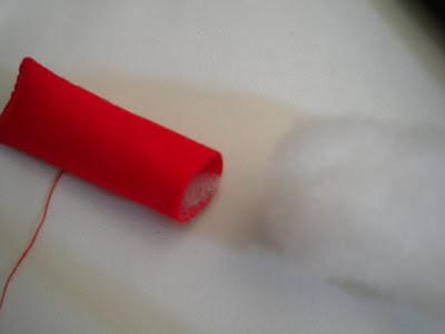 Manualidades Caseras Faciles como rellenar el Broche en forma de petardo con pañuelo