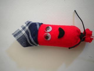 Manualidades Caseras Faciles Broche en forma de petardo color rojo con pañuelo