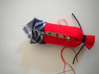 Manualidades Caseras Faciles como poner el Broche a un petardo rojo con pañuelo