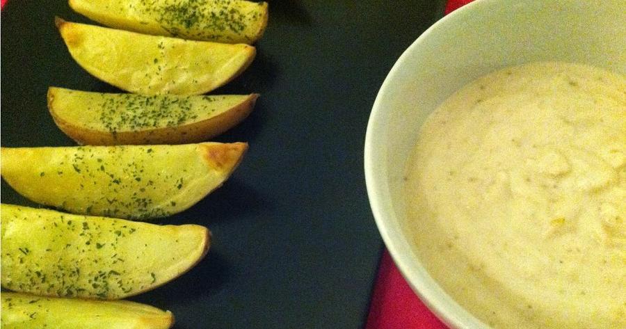 Te van a encantar: patatas gajo acompañadas de una salsa de ajos asados
