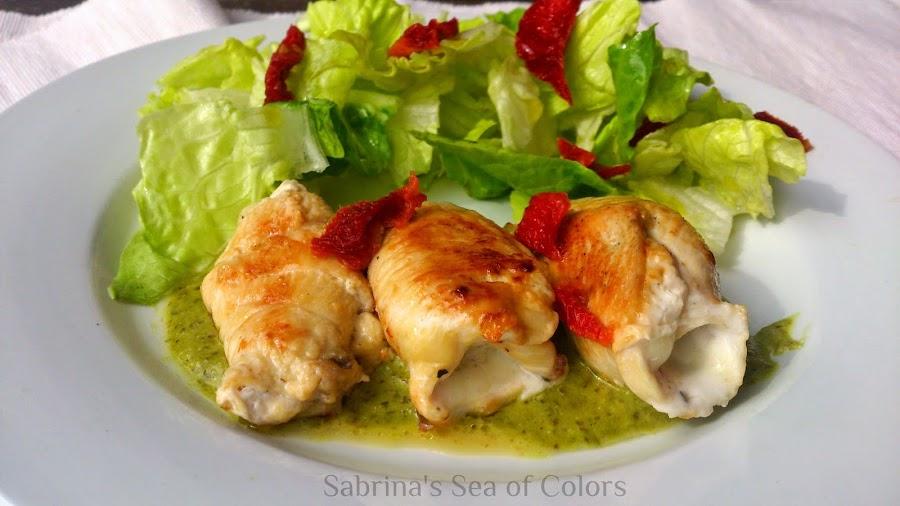 Rollitos de pollo rellenos de queso, aderezados con pesto