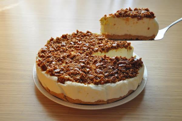 Pastel de mousse de limón con crocante de almendra. ¿No se te está haciendo la boca agua?