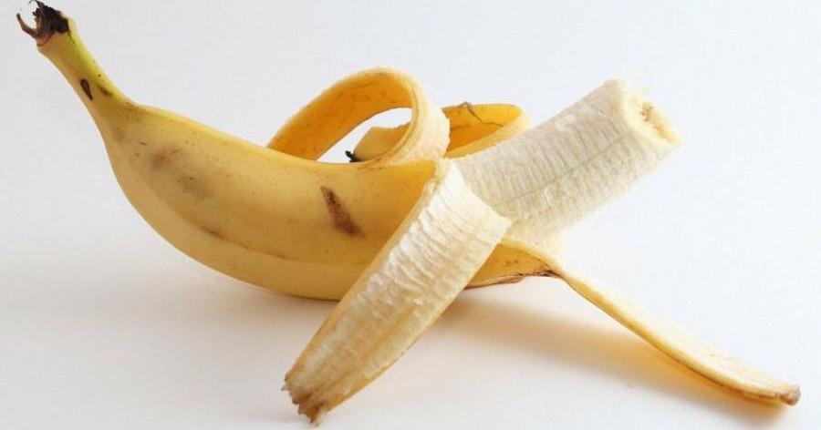 De miel la máscara para los cabellos después de con el champú