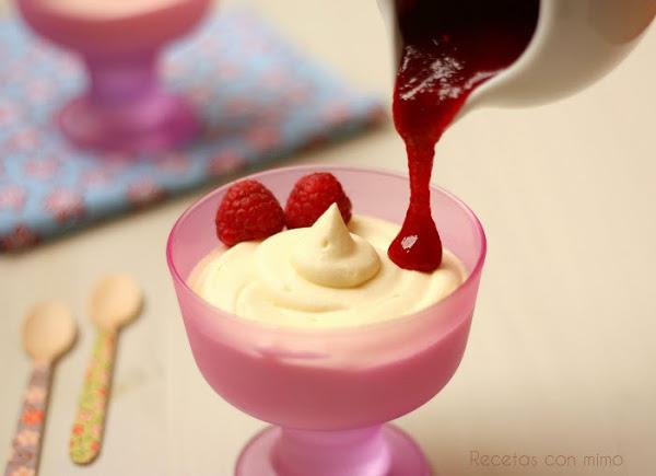 Mousse de chocolate blanco con coulis de frambuesa. ¡Se nos hace la boca agua!