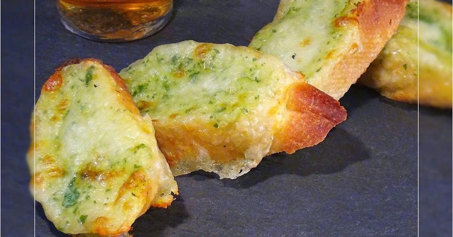 Un aperitivo fácil de hacer y que queda bien siempre: pan de ajo con mozzarella fresca