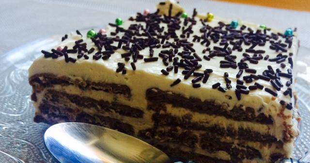 Tarta de galletas y moka. Un pastel que incluirás seguro en tu recetario