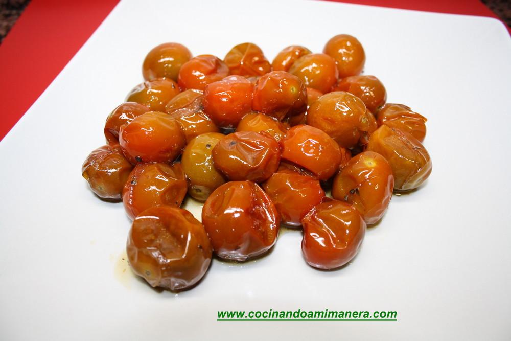 Tomates glaseados para servir como guarnición de carnes y pescados
