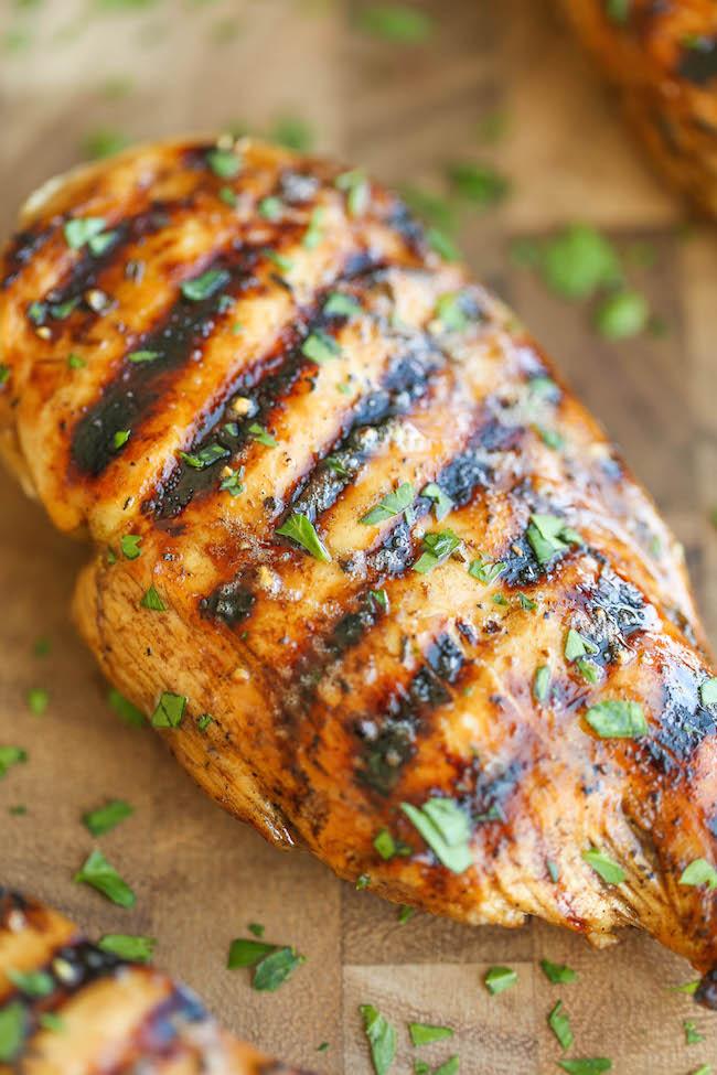 Pechugas de pollo en parrilla con salsa de tequila y limón