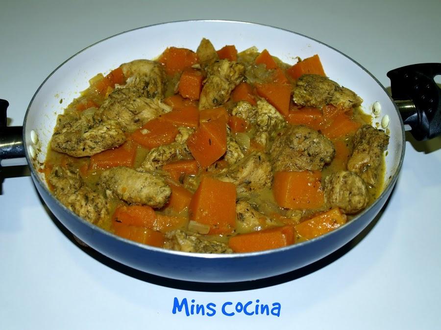 Pollo guisado con calabaza y especias. ¡Para chuparse los dedos!