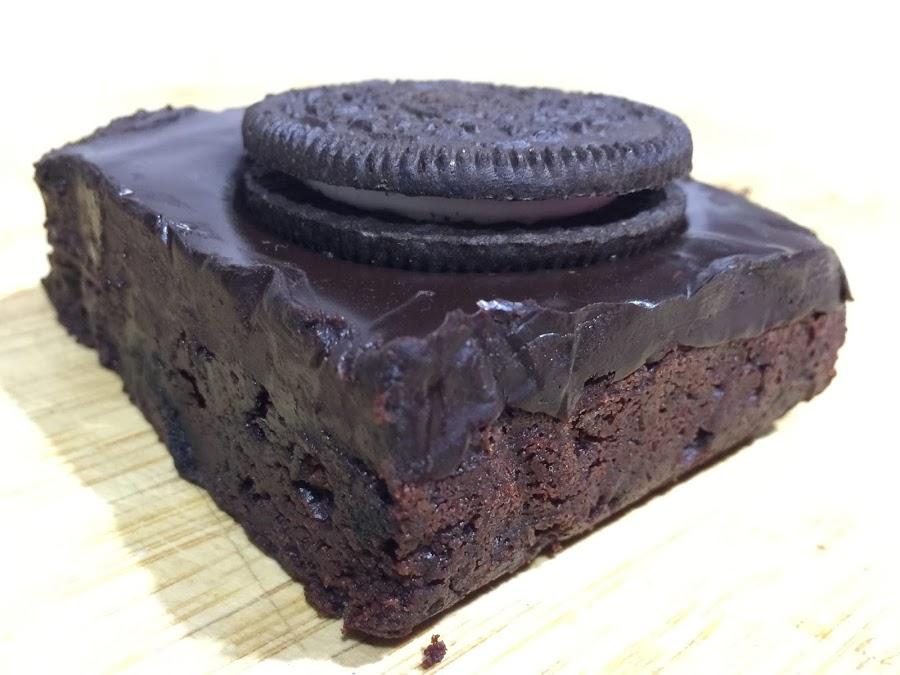 ¿Cuál es el colmo de un chocolatero? Este brownie de oreo