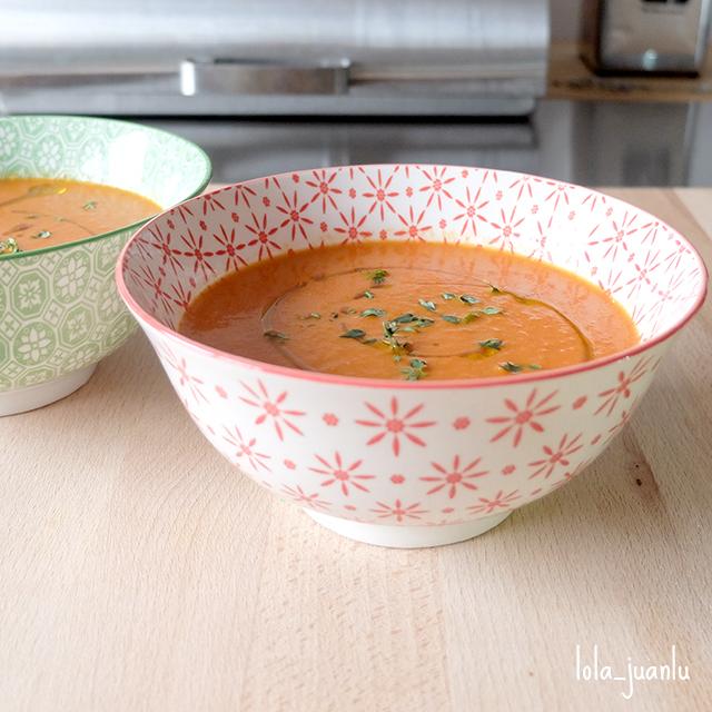 Sopa de tomate y tomillo asado.