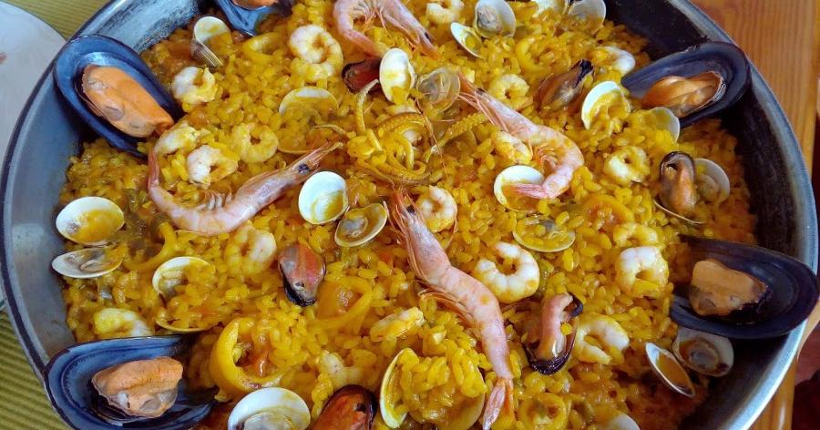 Arroz en paella con almejas, mejillones, calamares y gambas