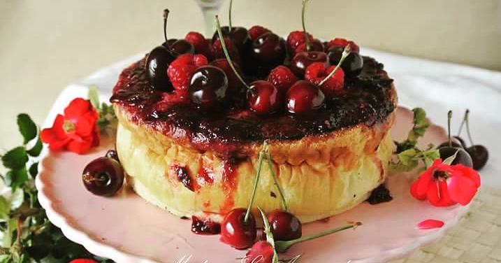 Cheesecake con cerezas y frambuesas