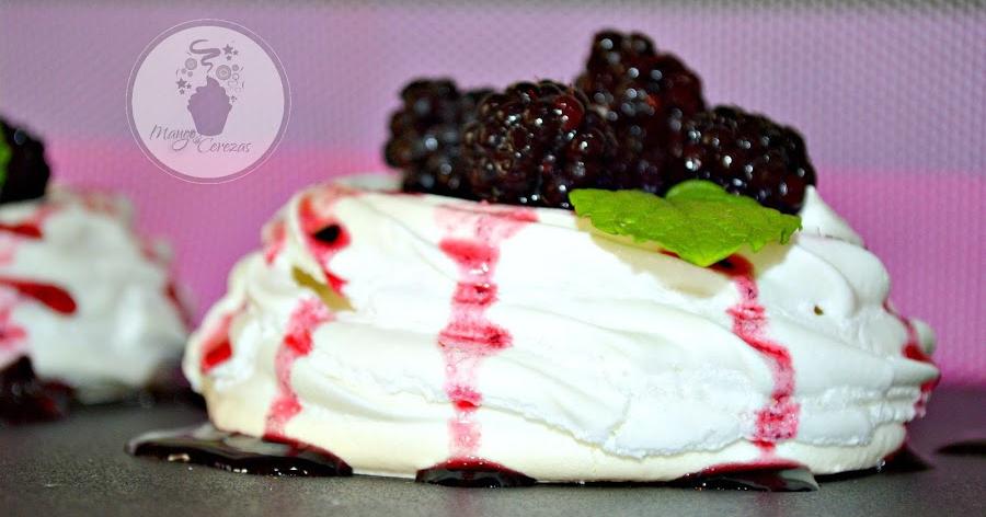 Pavlova con fruta de temporada